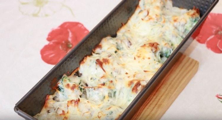 Smagfuld broccoli i en cremet sauce er klar.