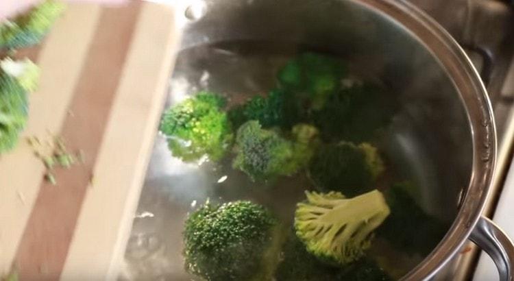 læg blomsterstande i kogende saltet vand og kog.