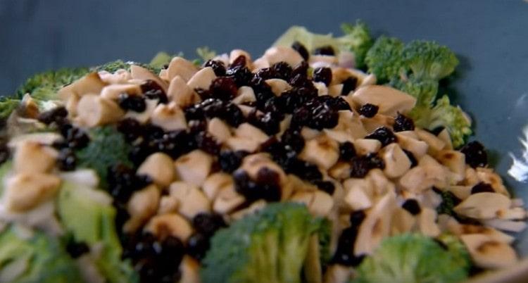 מוסיפים את השקדים והדומדמניות המטוגנות.