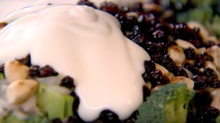 שמלת סלט עם יוגורט.