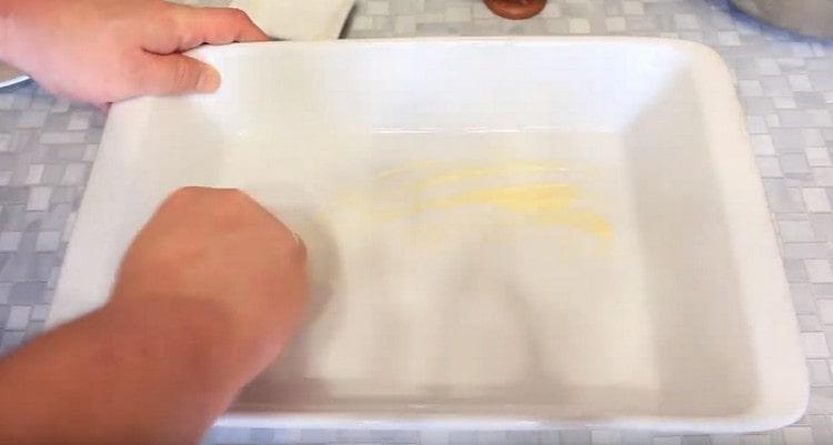 Lubrique la forma con mantequilla.