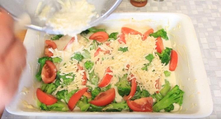 Vierta las verduras con una masa de crema de huevo.