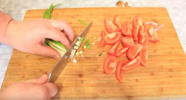 Moler cebollino fresco.