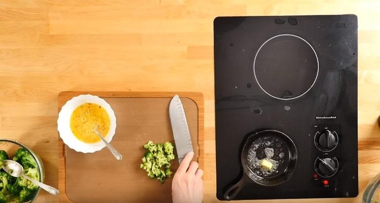 painitin ang kawali gamit ang langis.