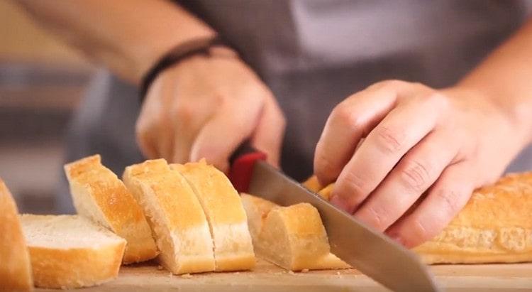 Baguette in Scheiben schneiden.