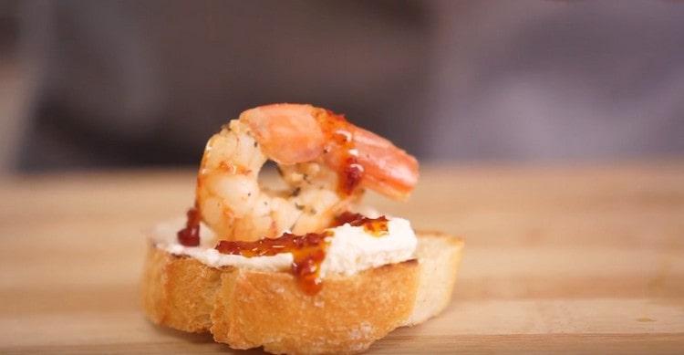 Fast fertige Bruschettas mit Sauce leicht einschenken.