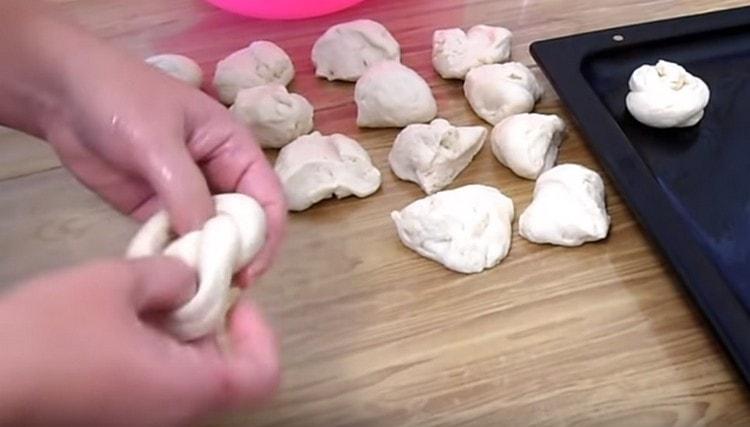 Разточваме наденица от всяко парче тесто и го навиваме.