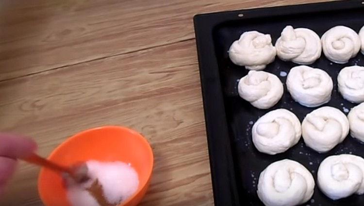 За да поръсите продукти, смесете канелата със захарта.