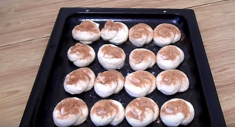 Поръсете рулцата канела със захар.