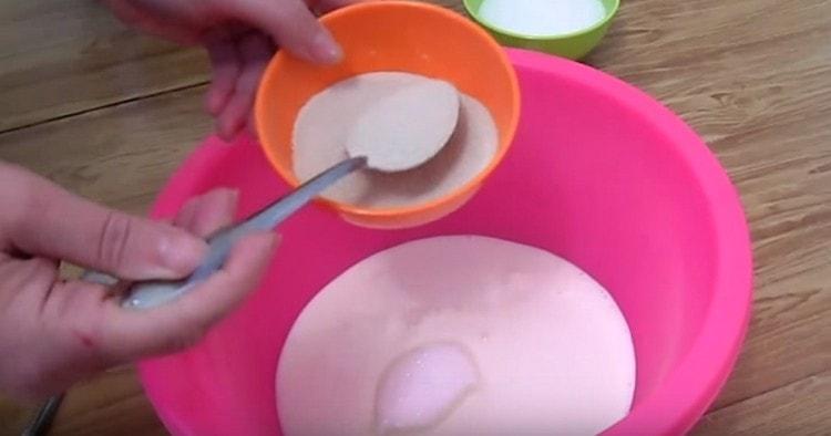 Добавете сол, захар и мая към кефира.