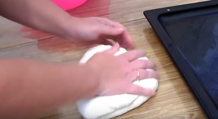 Омесваме добре тестото.