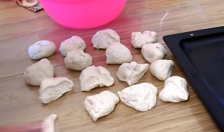 Разделете тестото на еднакви парчета.