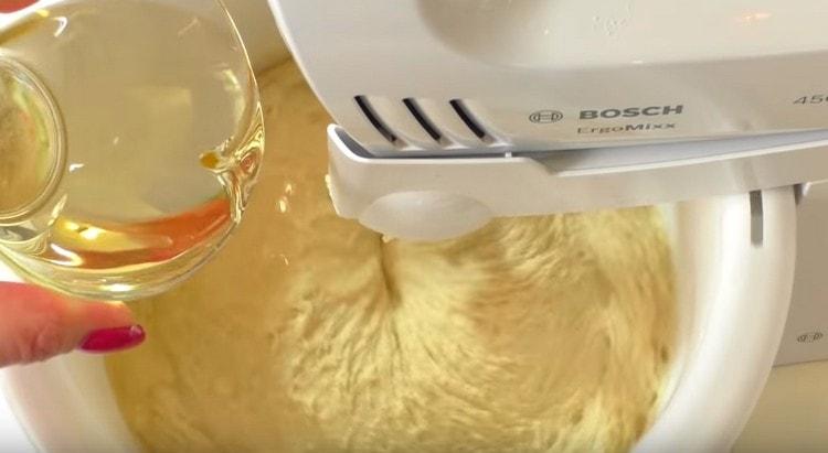 Adăugați ulei vegetal în aluat.