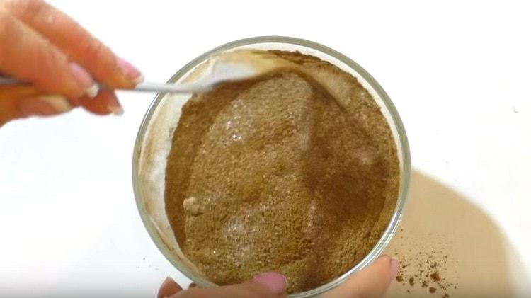 Se amestecă zahărul cu scorțișoara.