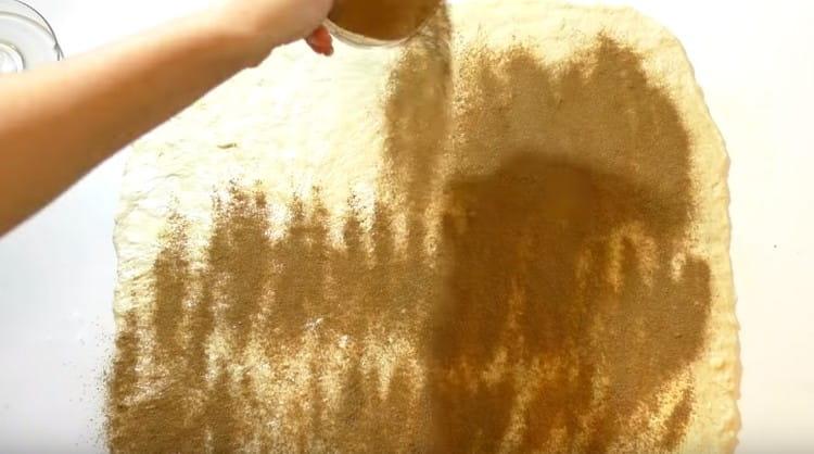 Se presara cu scortisoara si zahar.