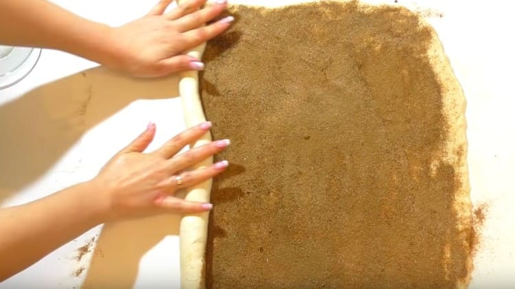 Răsucim aluatul într-un rulou.