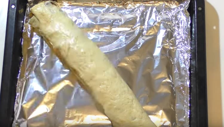 Răspândim ruloul pe o foaie de copt acoperită cu folie.