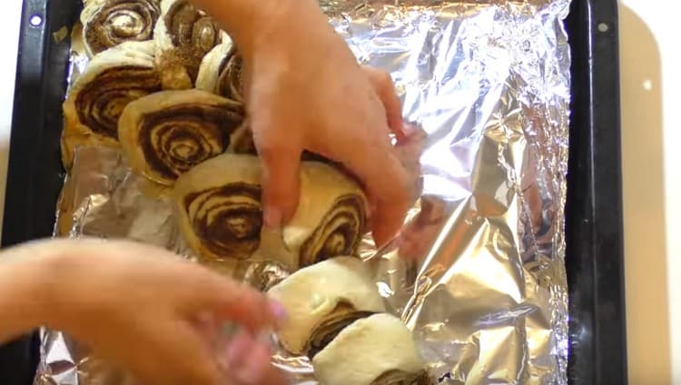 Facem tăieturi pe rulou, dar nu îl tăiem până la sfârșit și transformăm aluatul în direcții diferite.