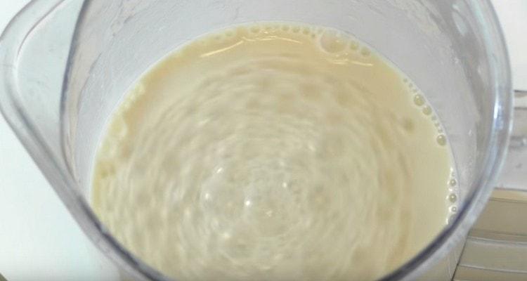 Adăugați câteva linguri de făină și amestecați aluatul.