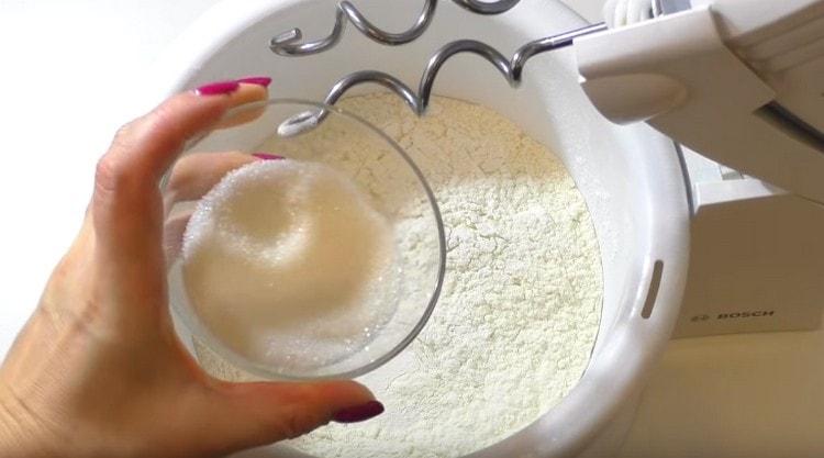 Se adaugă sare și zahăr în făină.