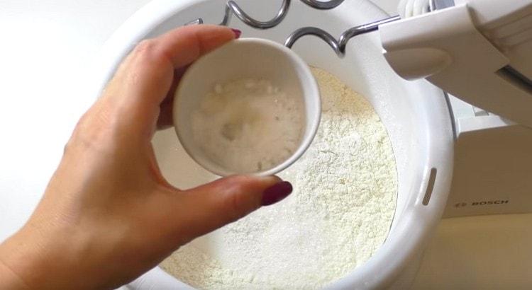 Se adaugă și zahărul vanilat.