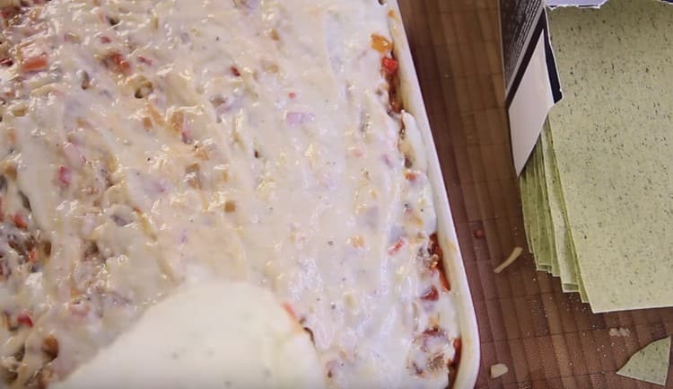 La última capa del plato debe ser salsa bechamel.