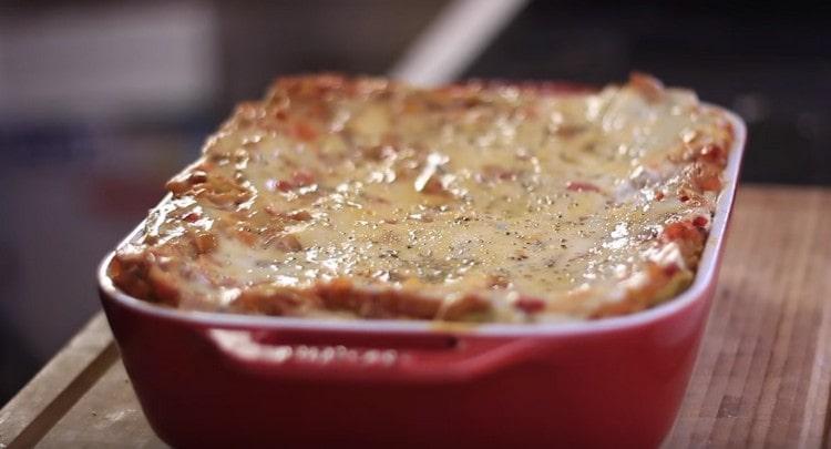 Lasaña vegetariana fragante lista.