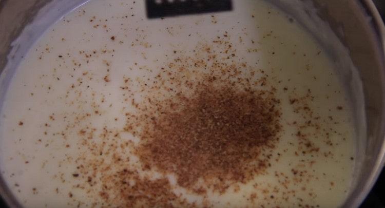 Agregue la nuez moscada a la salsa espesa.