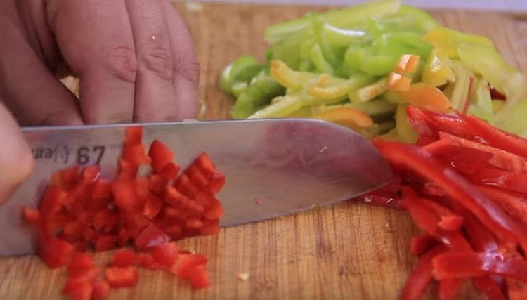 Cortamos el pimiento en el mismo cubo.