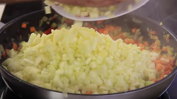 Agregue el calabacín a la sartén.