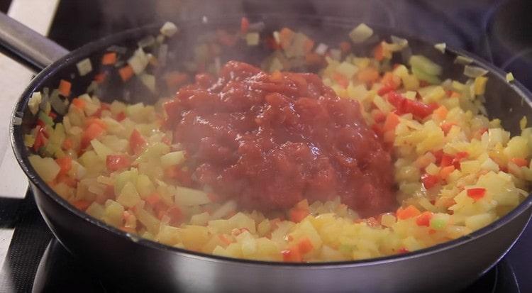 A continuación, agregue los tomates picados.