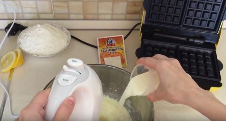 След това въвеждаме мляко в маслената маса.