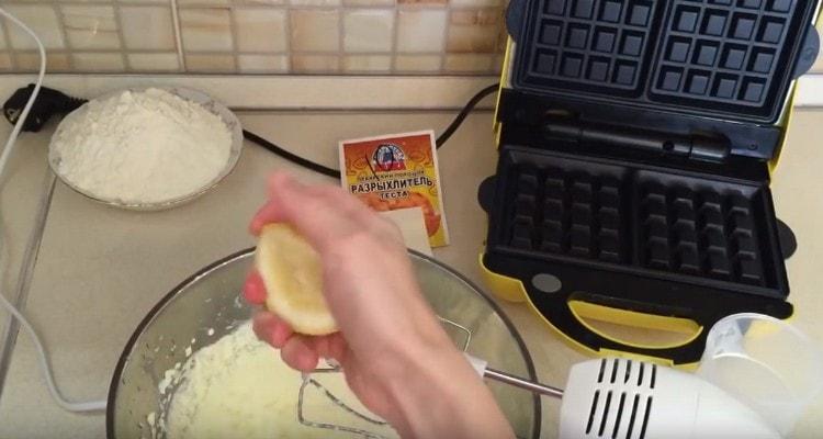 Добавете лимонов сок.