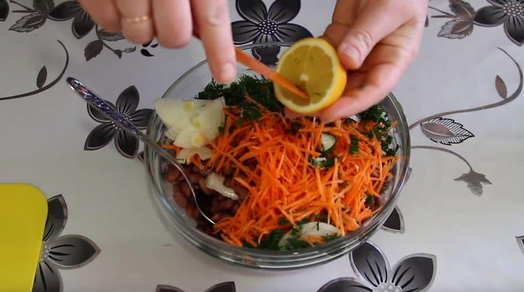 Добавяме и зехтин и лимонов сок.