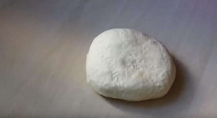 We select the edges of the dough, forming a lump.