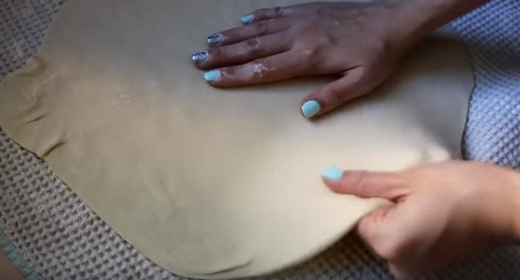 We begin to stretch the dough.