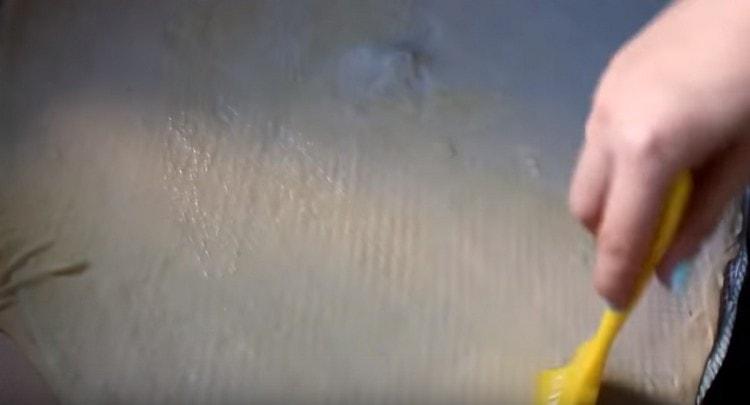 Grease the finished dough layer with melted butter.