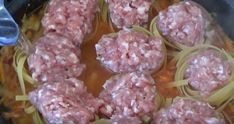 Добавете вода, така че да покрие само тестените изделия.