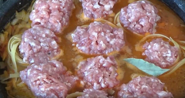 Добавете дафинов лист.