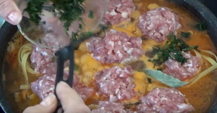 поръсете ястието с билки, покрийте и оставете да къкри до готовност.