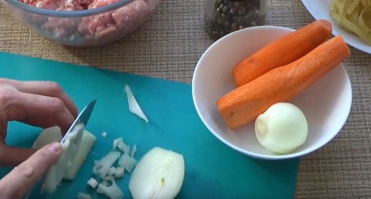 Нарязваме ситно лука.