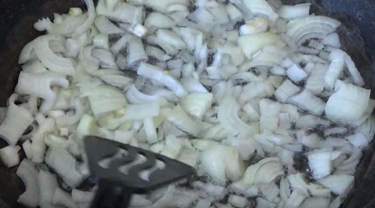 Запържете лука в тиган.