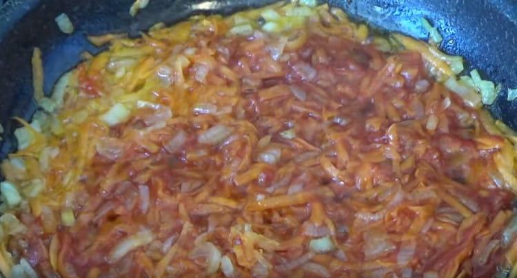 След това добавете доматеното пюре към зеленчуците.