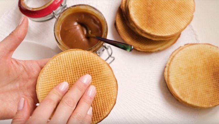 K plnění takového dezertu můžete použít kondenzované mléko.