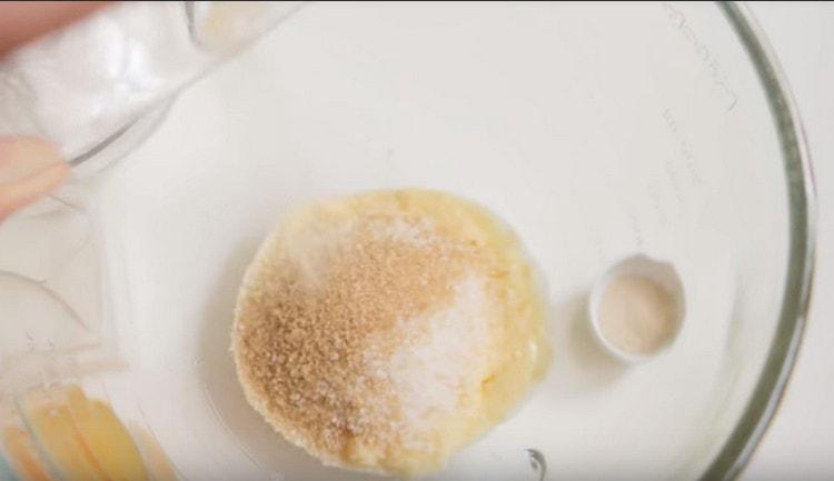 Do mísy vložte měkké máslo a cukr.