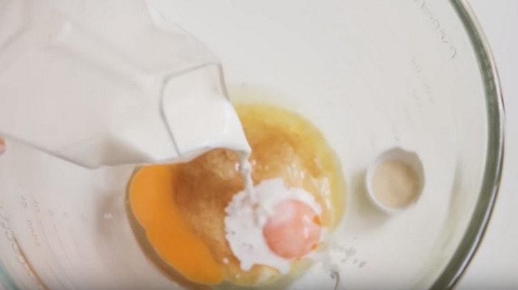 Rozbili jsme vejce, přidali mléko.