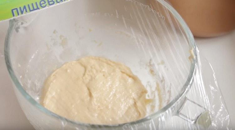 Nádobu zakryjeme těstem fólií a necháme ji stát.