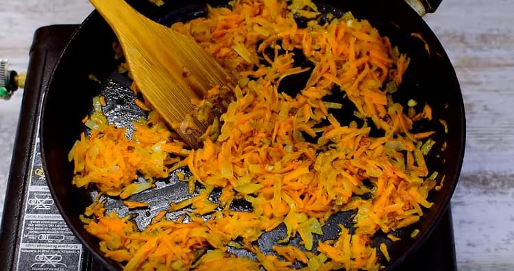 Adăugați morcovul în ceapă.