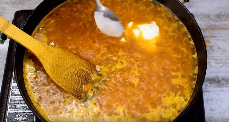 Adăugați smântână și după câteva minute sosul este gata.