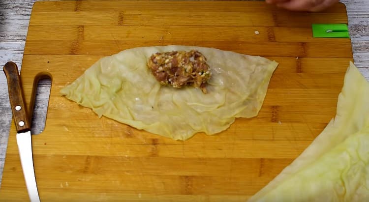 Pe o jumătate de foaie se întinde umplutura.